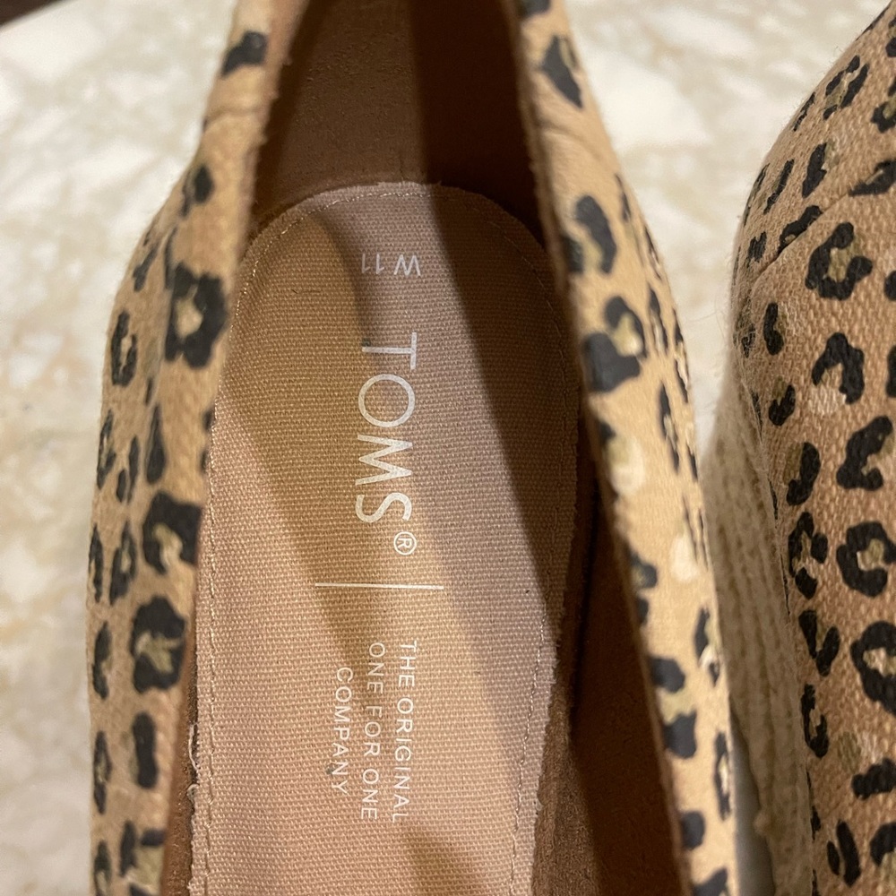 Tom’s never worn - Picture 2 of 4